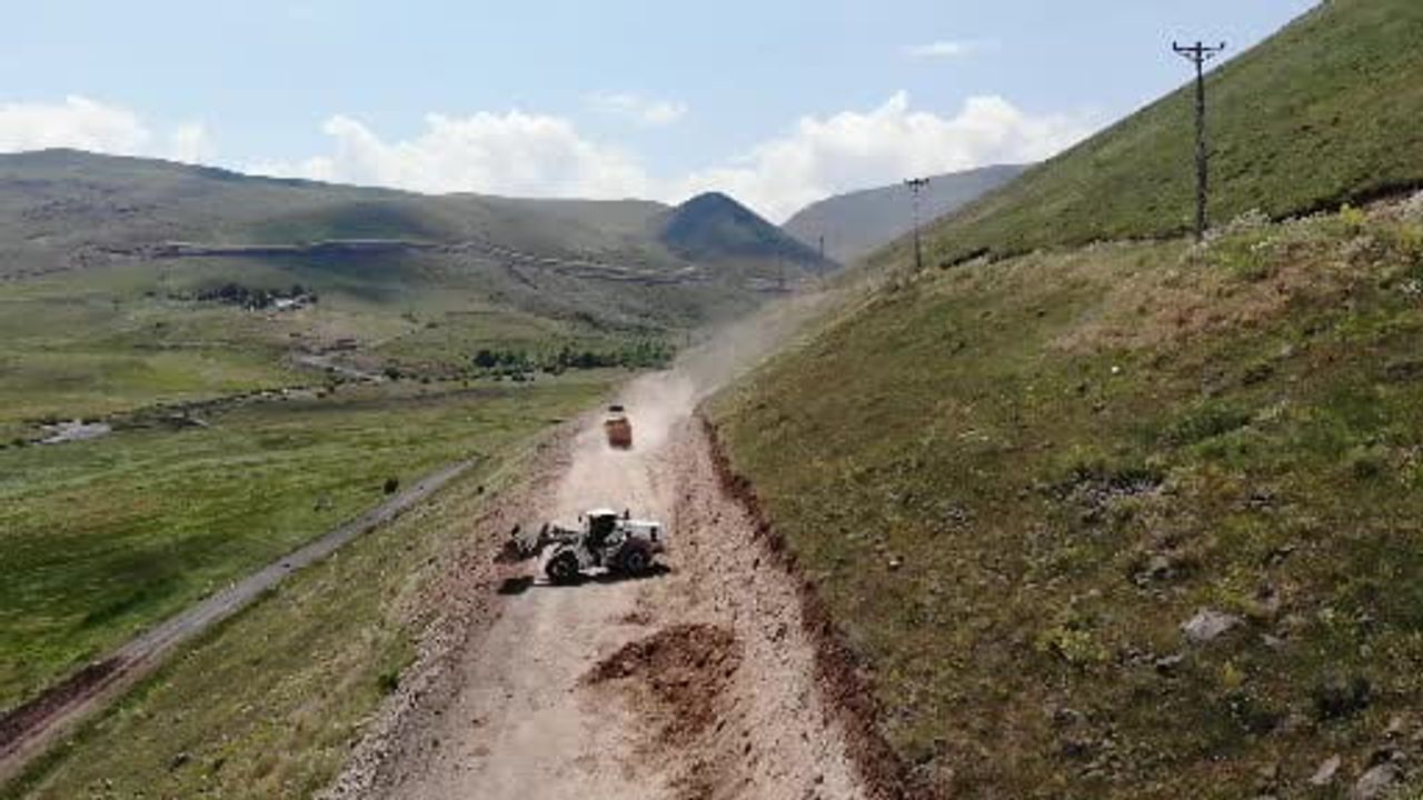 Iğdır Karacaören grup köy yolunda genişletme çalışmaları sürüyor