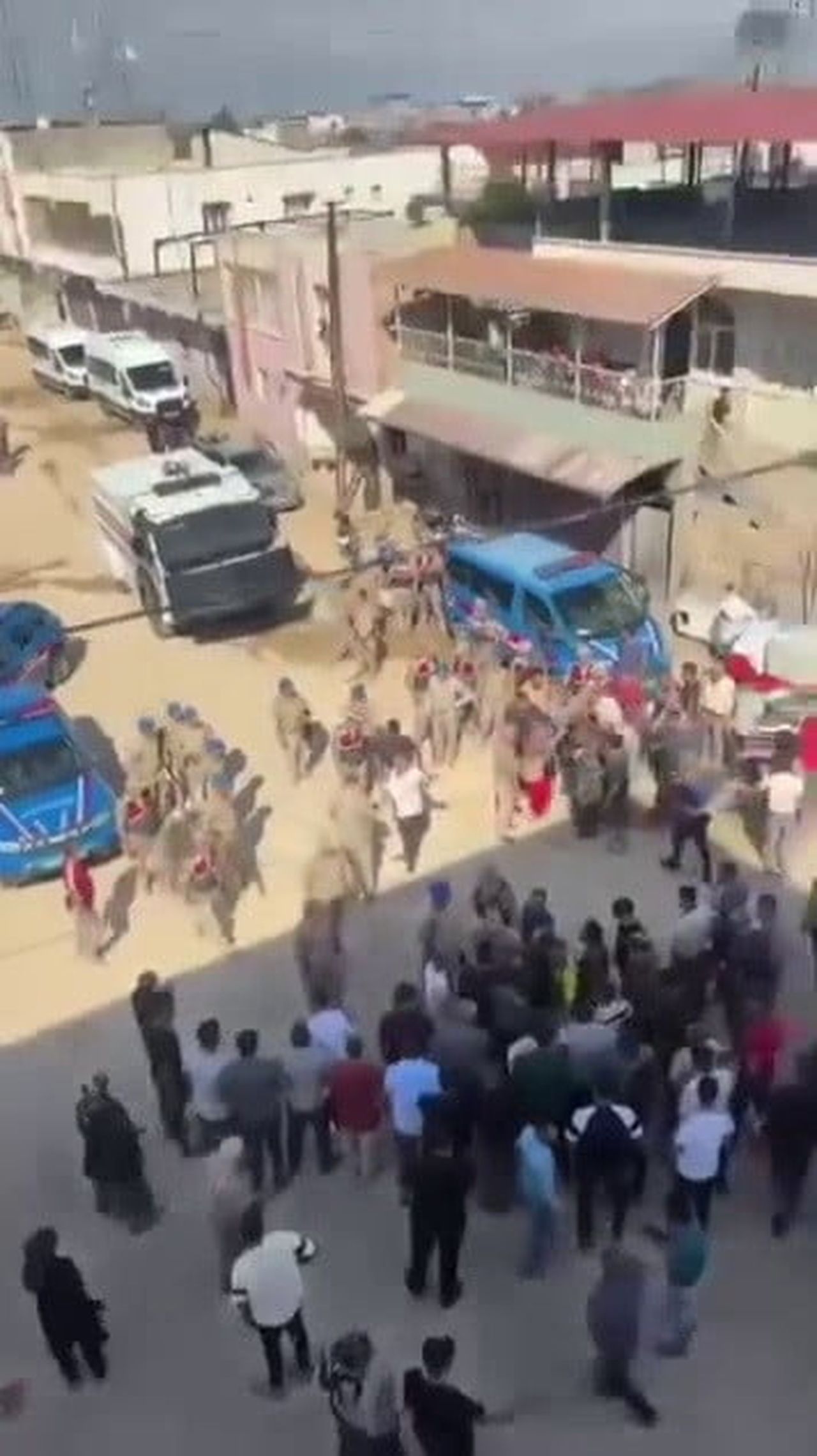 KORTEJ OLUŞTURARAK YOLU KAPATAN ŞAHISLAR VE EMNİYET GÜÇLERİ ARASINDA GERGİN ANLAR YAŞANDI.