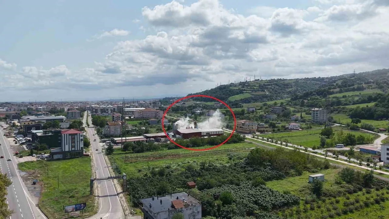 SAMSUN’UN CANİK İLÇESİ KİRAZLIK MEVKİSİNDE BİR FABRİKANIN BACASINDAN YÜKSELEN YOĞUN DUMAN, ÇEVREDE...