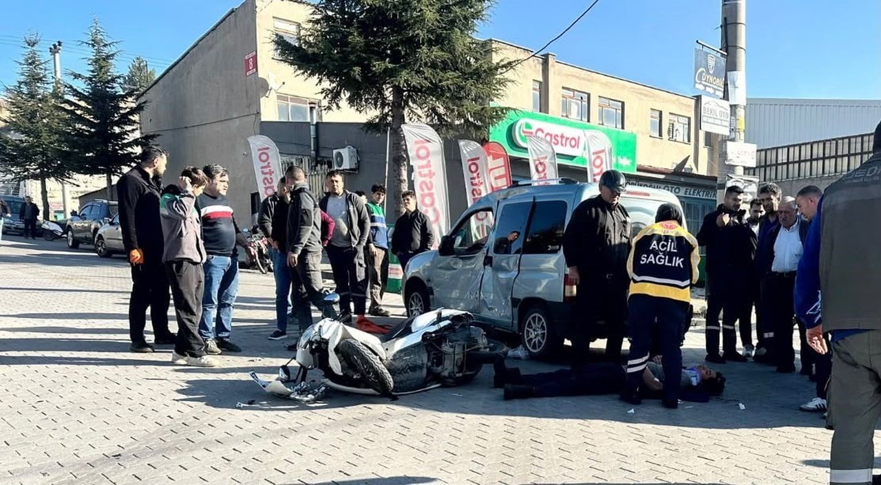 TAVŞANLI'DA OTOMOBİL İLE MOTOSİKLET ÇARPIŞTI: 1'İ AĞIR 2 YARALI