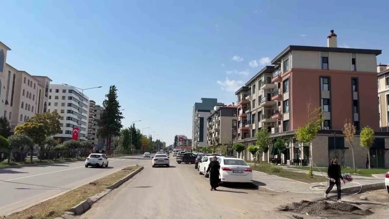 DEPREMDE AĞIR HASAR ALAN VE YIKILAN BİNALAR NEDENİYLE TANINMAYACAK HALE GELEN CADDE VE SOKAKLARDA...