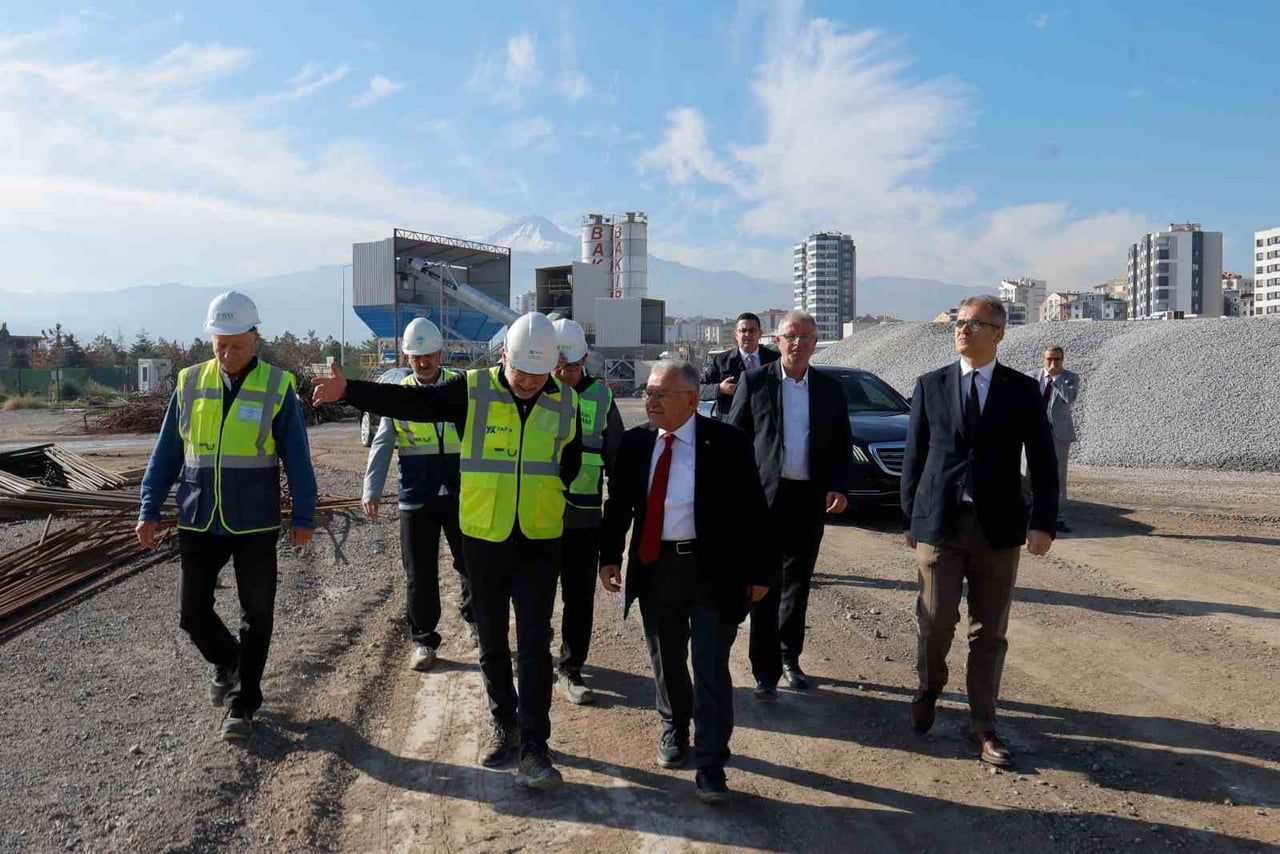 KAYSERİ BÜYÜKŞEHİR BELEDİYE BAŞKANI DR. MEMDUH BÜYÜKKILIÇ; KENTİN ULAŞIM ALTYAPISINI GÜÇLENDİRMEK...