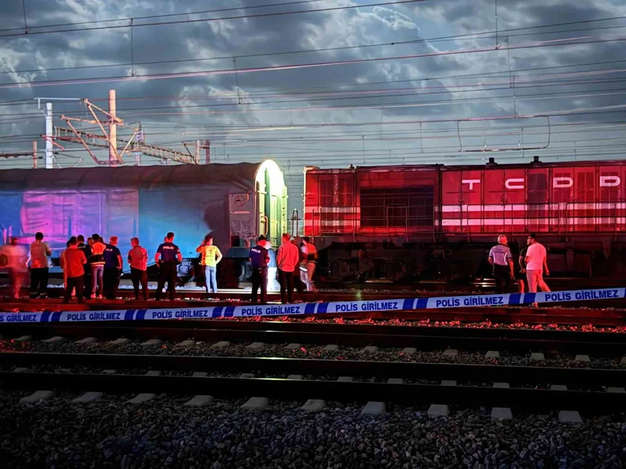 TREN GARINDA ELEKTRİK AKIMINA KAPILAN İŞÇİ YANARAK HAYATINI KAYBETTİ