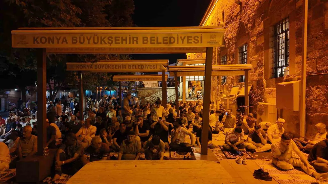 KONYA'DA MEVLİD KANDİLİ'NDE VATANDAŞLAR CAMİLERE AKIN ETTİ.