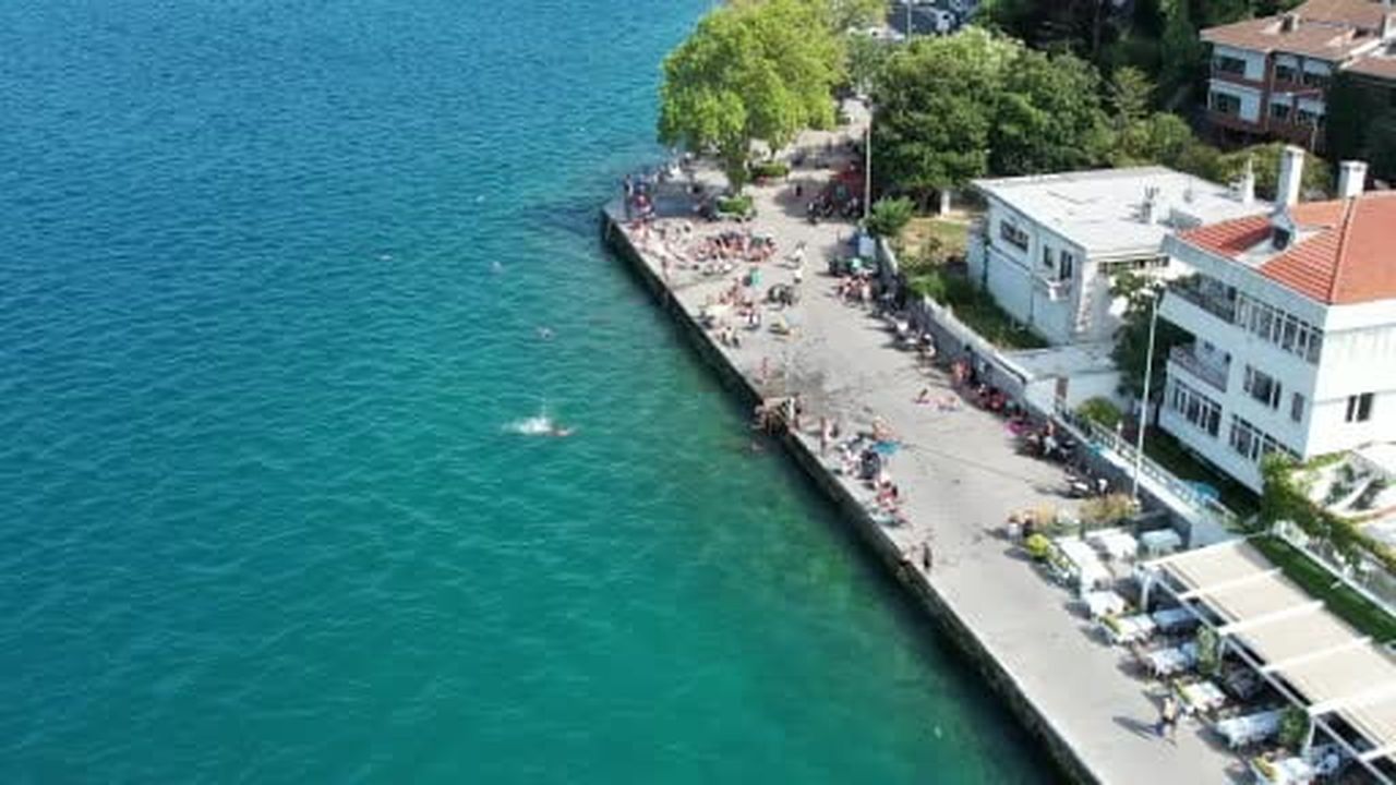 İstanbul’da sıcak hava ve nem bunalttı: Kireçburnu Sahili Antalya plajlarını aratmadı