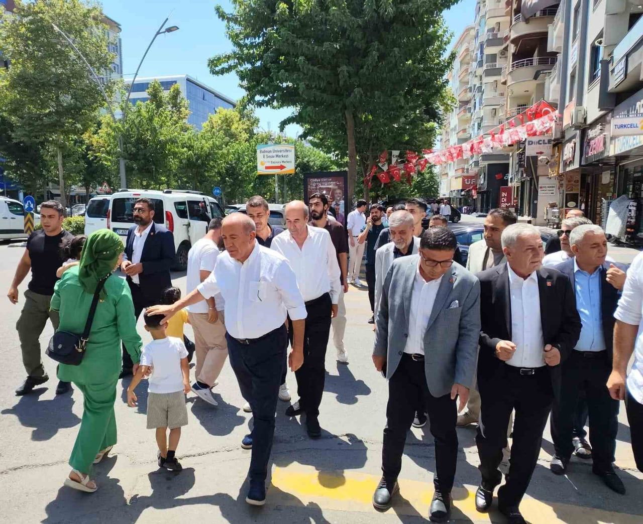 CHP İSTANBUL İL BAŞKANI GÜRSEL TEKİN, KENT MERKEZİNDE ESNAFI ZİYARET EDEREK VATANDAŞLARLA...
