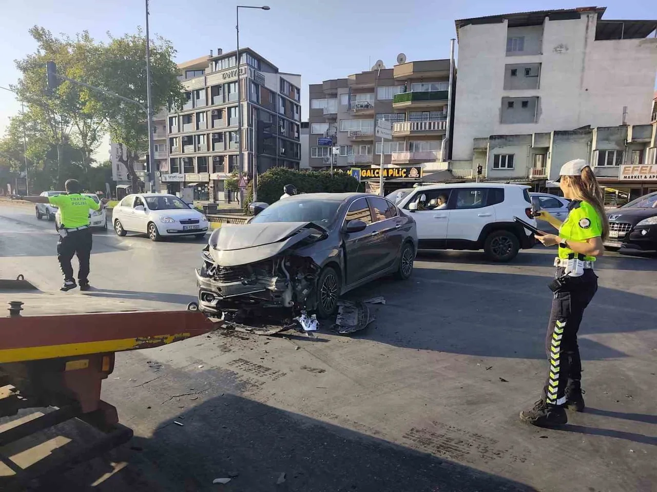 AYDIN'IN EFELER İLÇESİNDE OTOMOBİL İLE HAFİF TİCARİ ARACIN ÇARPIŞMASI SONUCU MEYDANA GELEN KAZADA...