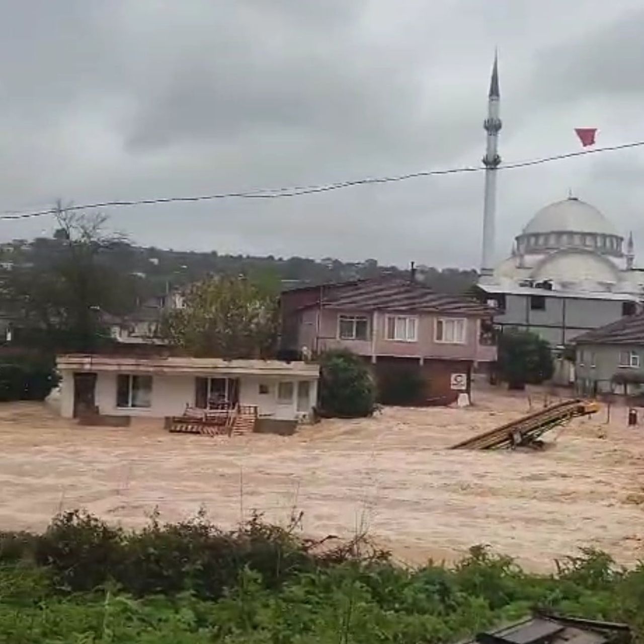 SAKARYA’NIN KARASU İLÇESİNDE ETKİLİ OLAN KUVVETLİ SAĞANAK YAĞIŞ SELE DÖNÜŞTÜ. DARIÇAYIRI...