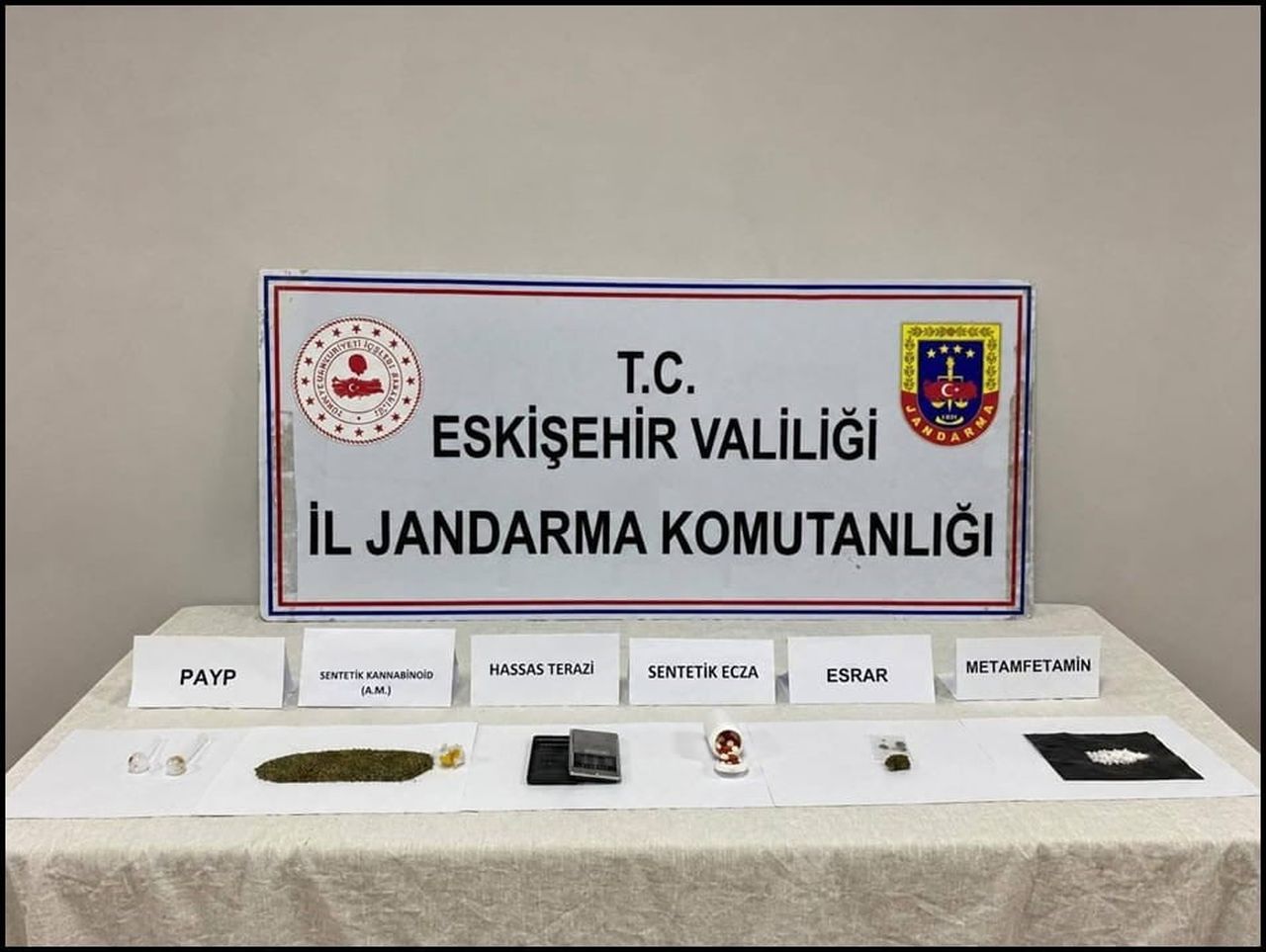ESKİŞEHİR'DE JANDARMA EKİPLERİNCE DÜZENLENEN UYUŞTURUCU OPERASYONUNDA YAKALANAN VE HAKKINDA...
