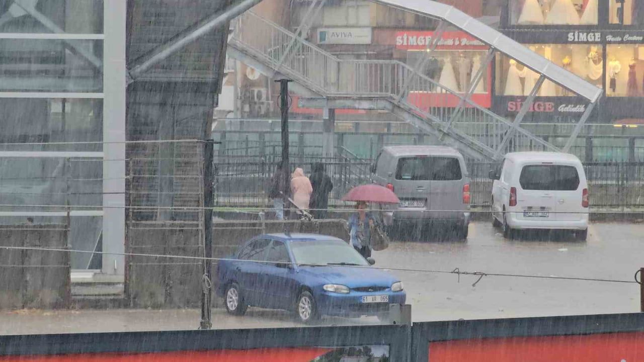 ZONGULDAK’TA METEOROLOJİ GENEL MÜDÜRLÜĞÜ’NÜN KUVVETLİ YAĞIŞ UYARISININ ARDINDAN ŞEHİR MERKEZİNDE...