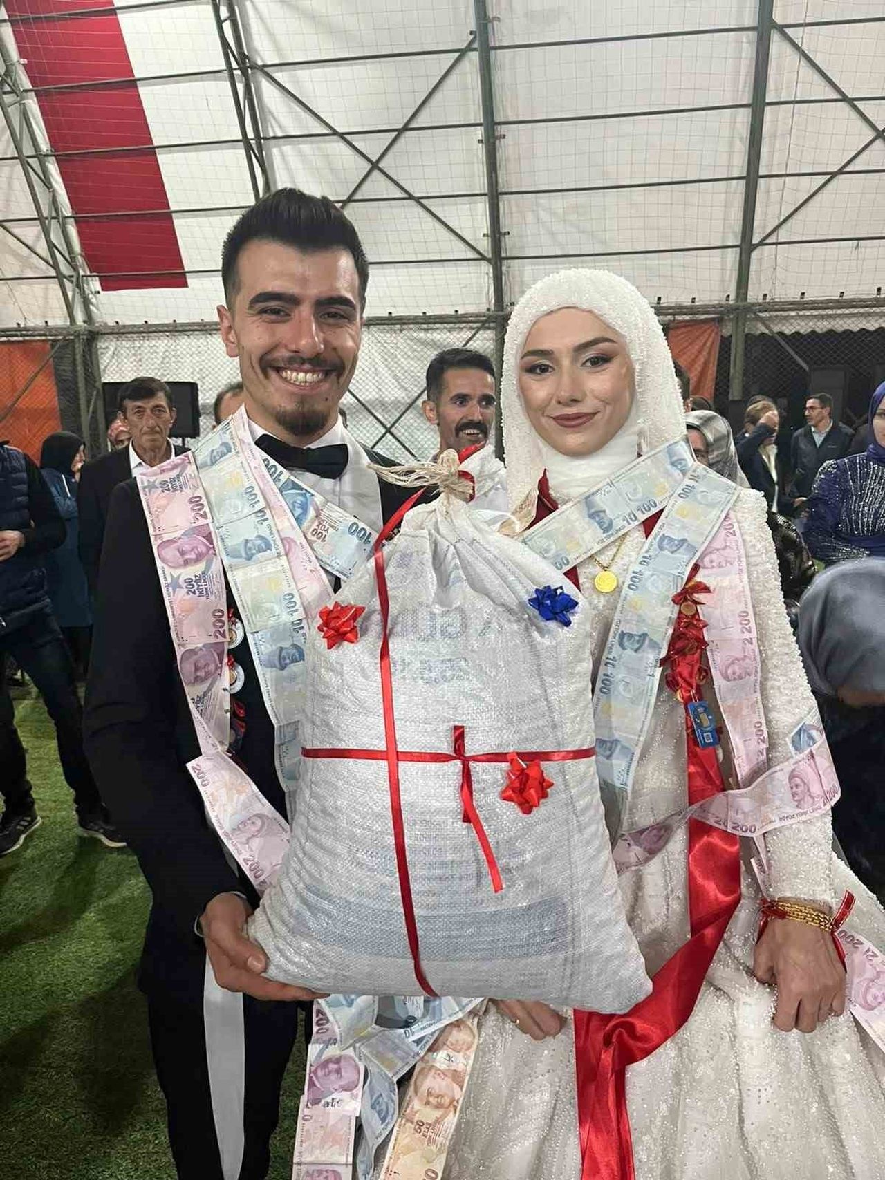 GİRESUN’UN ESPİYE İLÇESİNDE DÜZENLENEN DÜĞÜNDE, DAMADIN ARKADAŞLARI ALTIN VE PARA YERİNE BİR ÇUVAL...