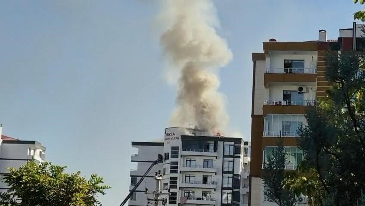 DİYARBAKIR’DA BİR SİTENİN ÇATI TAMİRİ SIRASINDA ÇIKAN YANGINDA ALEVLER KISA SÜREDE TÜM ÇATIYI...