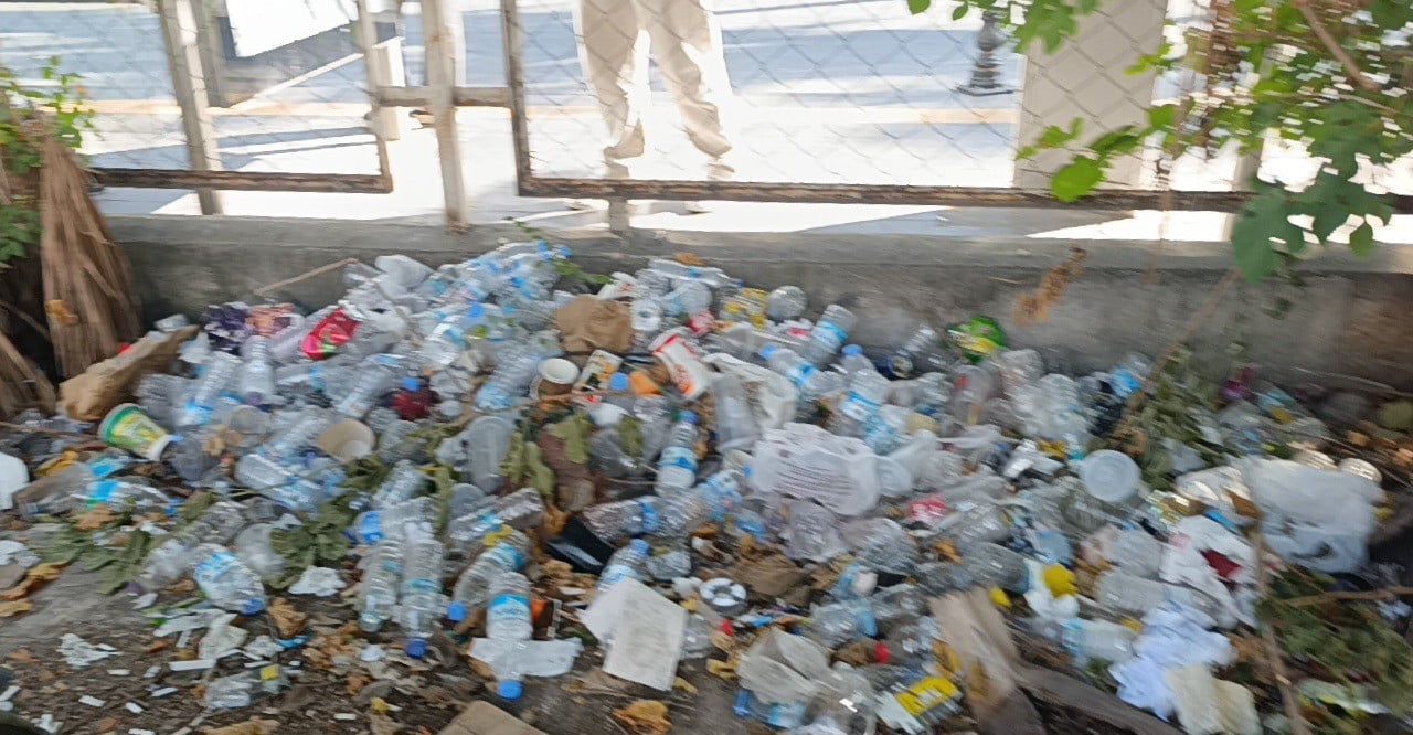 ANTALYA’NIN MANAVGAT İLÇESİNDE BOŞ ARAZİ BİR TARAFTAN OTOPARK OLARAK KULLANILIRKEN, BİR TARAFTAN...