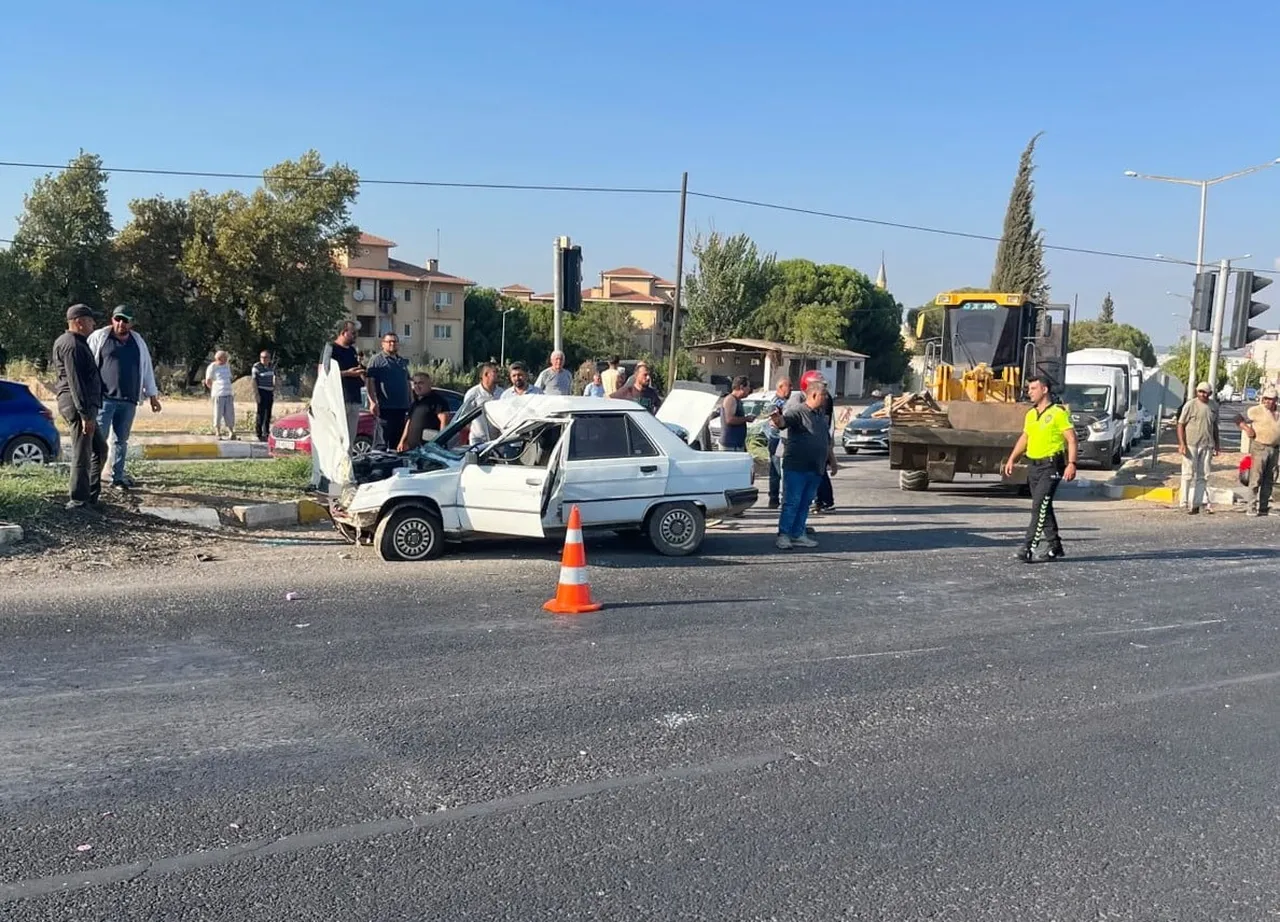 MANİSA’NIN SALİHLİ İLÇESİNDE OTOMOBİL İLE MOTOSİKLETİN IŞIKLI KAVŞAKTA ÇARPIŞMASI SONUCU MEYDANA...