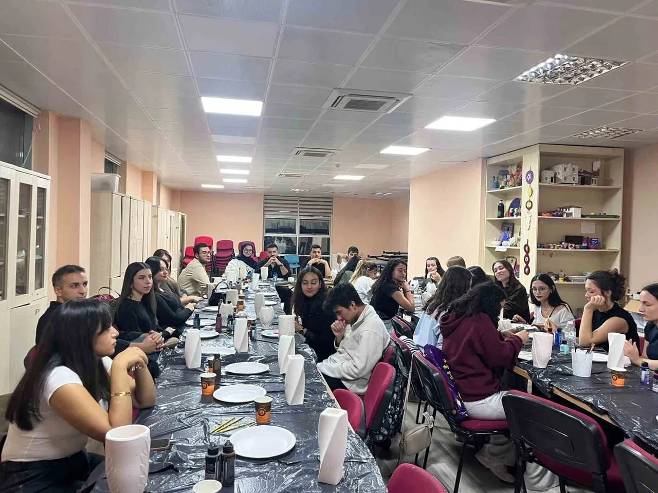 MUĞLA’DA ÜNİVERSİTE ÖĞRENCİLERİ SERAMİK VAZO BOYAMA ATÖLYESİNDE BULUŞTU
