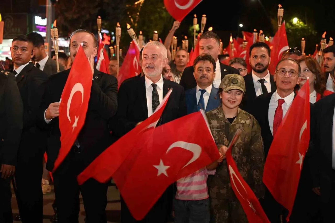 ISPARTA’DA 30 AĞUSTOS COŞKUSU FENER ALAYI VE KUBAT KONSERİYLE YAŞANDI