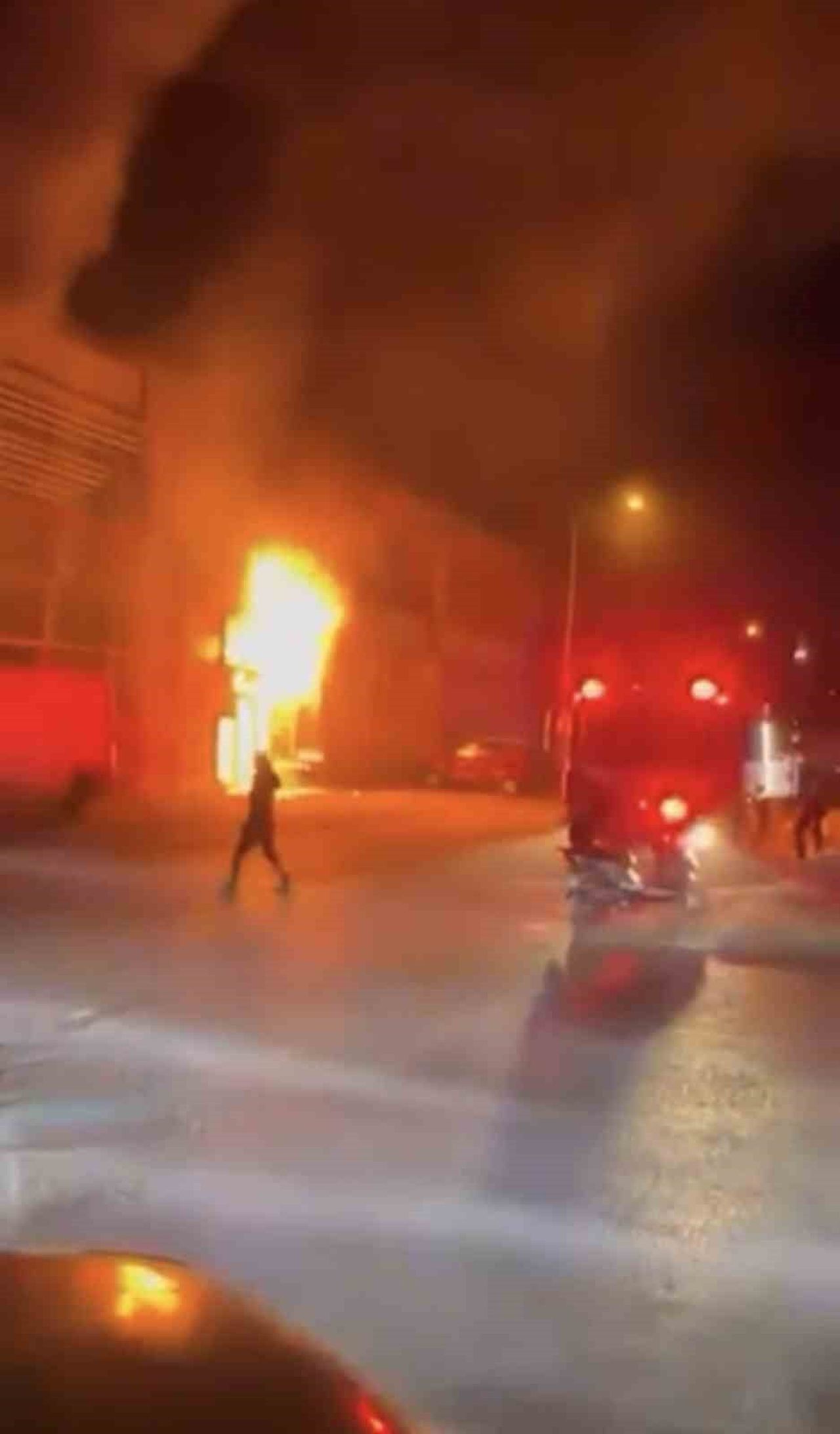 BURSA’DA BİR İŞ YERİNDE ÇIKAN YANGIN, İTFAİYE EKİPLERİNİN MÜDAHALESİYLE...