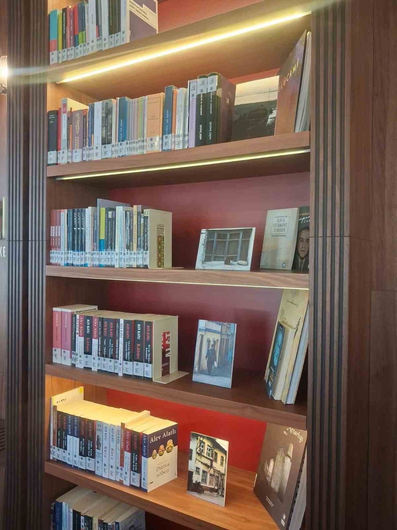 RESSAM VE AKADEMİSYEN ÖMER AYDIN’IN BURSA’NIN GÜNDELİK HAYATINDAN İZLER TAŞIYAN ANALOG...