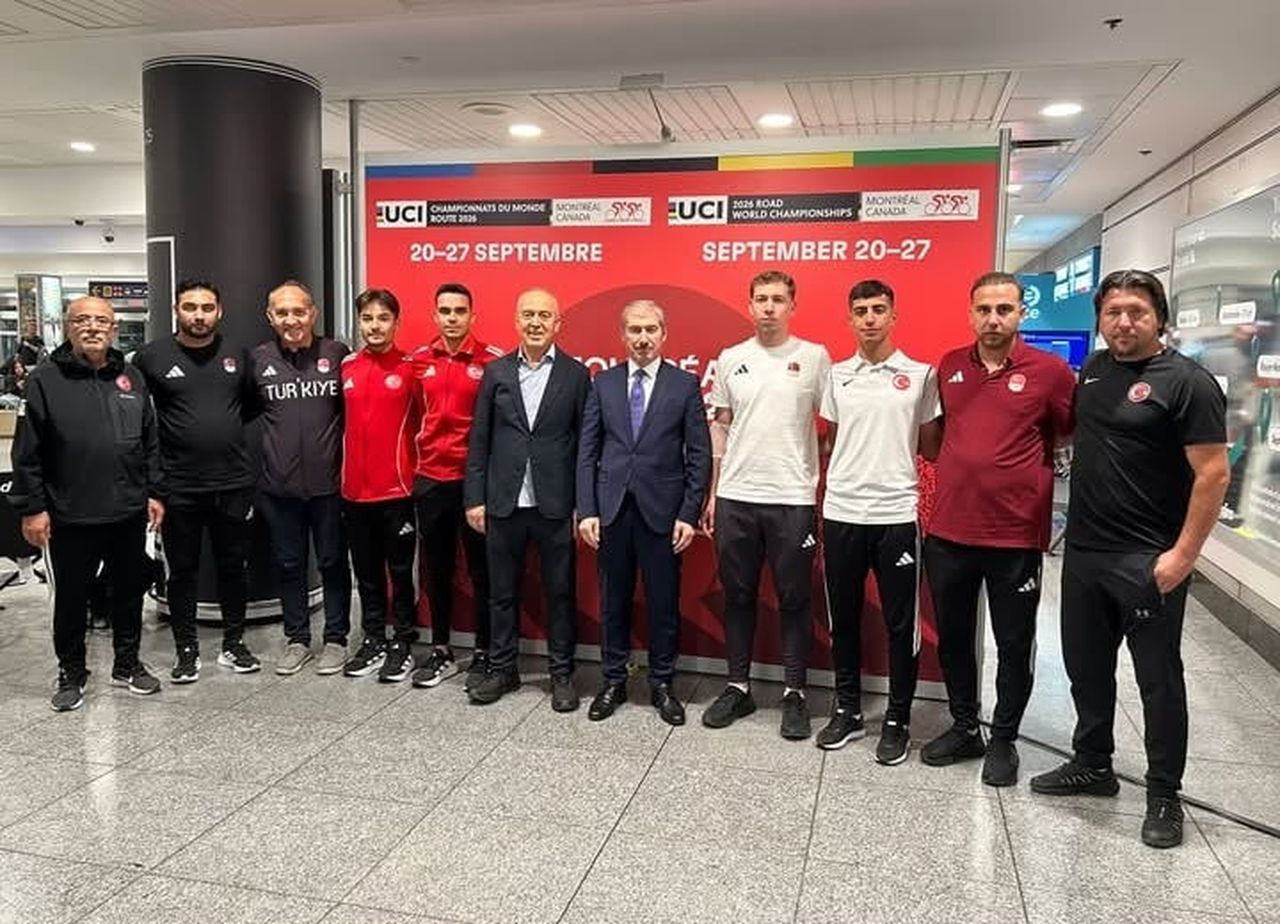TÜRKİYE BİSİKLET FEDERASYONU BAŞKANI EMİN MÜFTÜOĞLU (SOLDAN ALTINCI), ŞAMPİYONAYA İLİŞKİN...