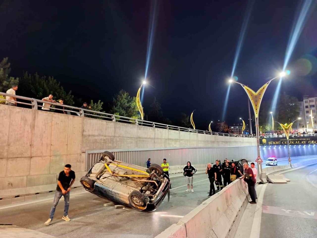 AFYONKARAHİSAR'DA ALT GEÇİTTE ÇARPIŞARAK DEVRİLEN İKİ OTOMOBİLDE 4 KİŞİ YARALANDI.