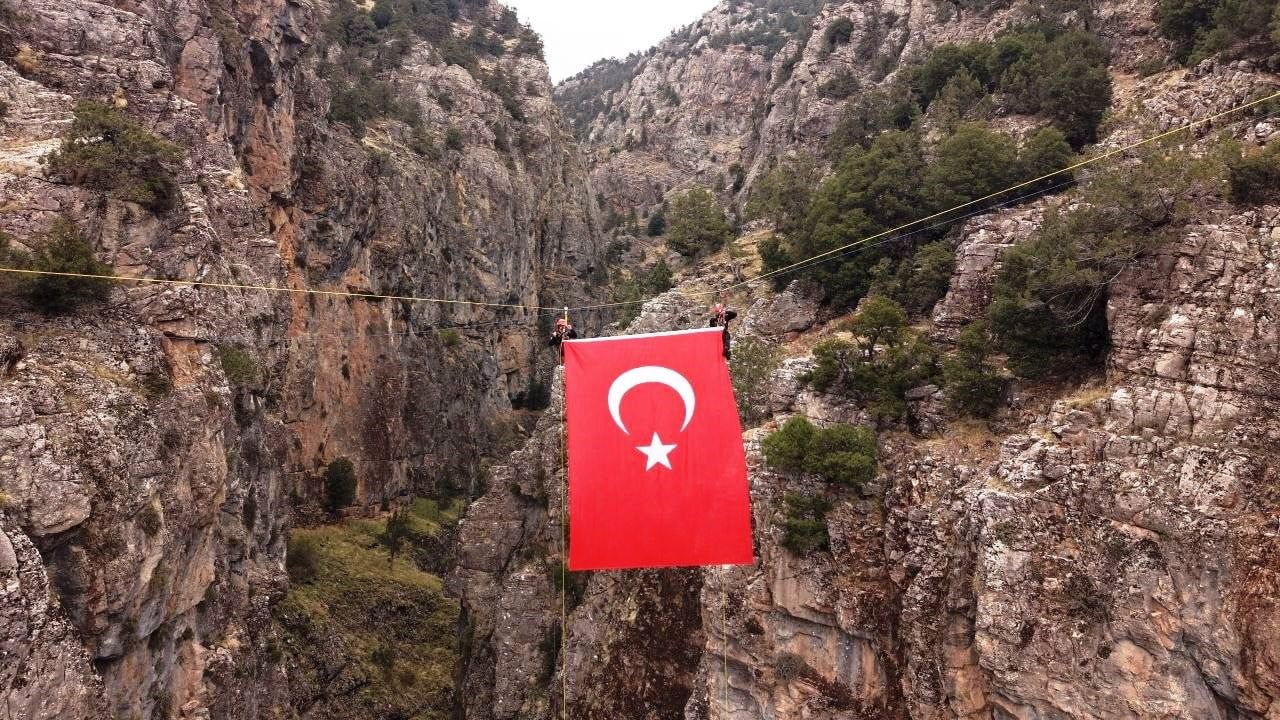 DENİZLİ BÜYÜKŞEHİR BELEDİYESİ ARAMA KURTARMA (DEBAK) EKİBİ, ACIPAYAM KANYONU’NDA DÜZENLEDİĞİ DÖRT...
