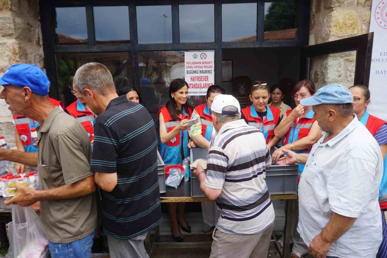 EDİRNE VALİ YARDIMCISI GÜHER SİNEM BÜYÜKNALÇACI İLE KENTTE GÖREV YAPAN KADIN MUHTARLARIN...