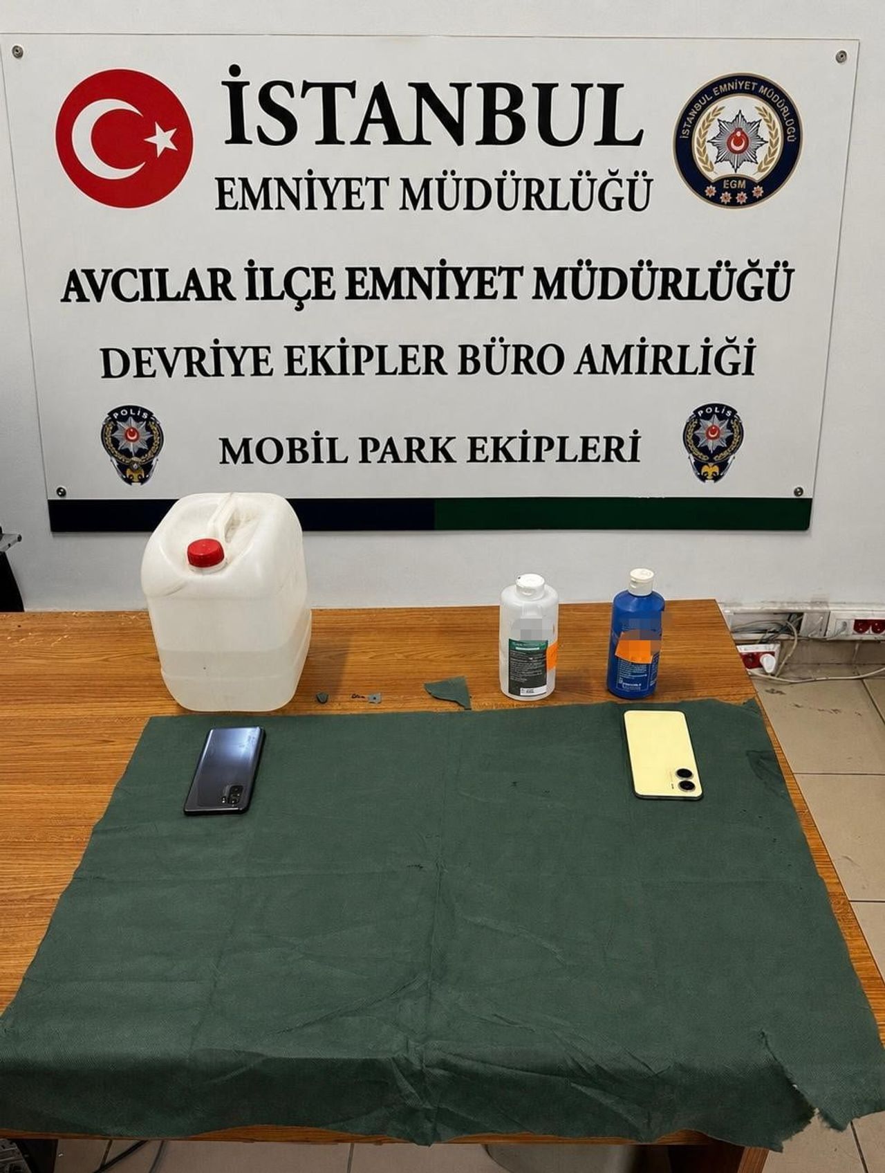 İSTANBUL'UN AVCILAR İLÇESİNDE, BİR APARTMANIN BAHÇE DUVARINDAKİ TIRABZANLARI ÇALAN HIRSIZLIK...