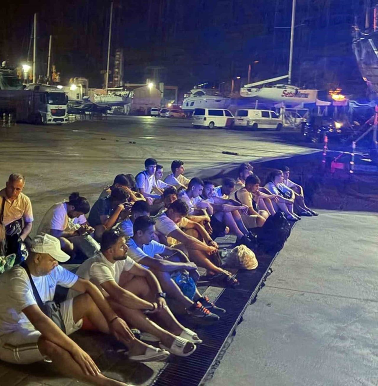 MUĞLA’NIN MARMARİS İLÇESİNDE MARİNA MEVKİSİNDE TEKNE İLE KAÇIŞ HAZIRLIĞINDA OLDUĞU DEĞERLENDİRİLEN...