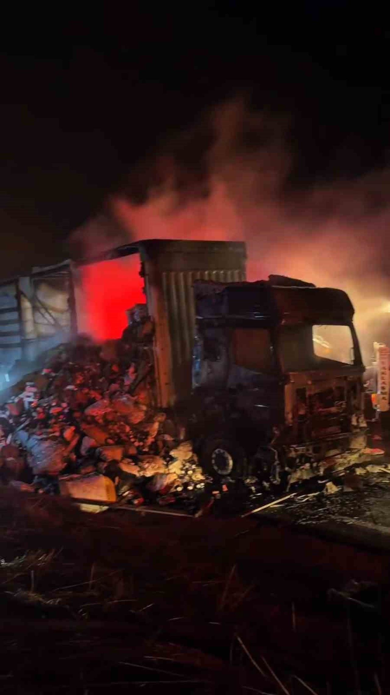 BOLU’DA TEM OTOYOLU’NUN YENİÇAĞA-DÖRTDİVAN ARASINDA TEKSTİL ÜRÜNLERİ YÜKLÜ TIR, ÇIKAN YANGINDA...