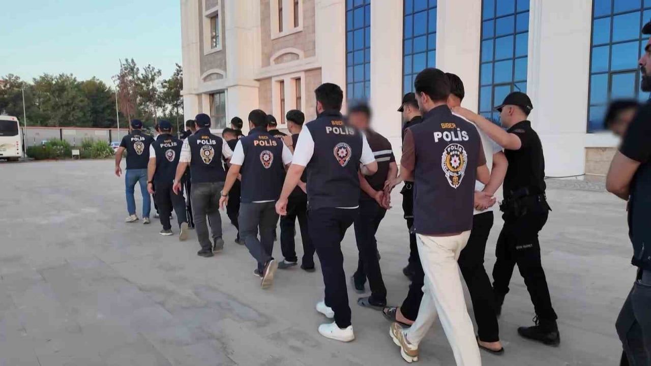 ADIYAMAN CUMHURİYET BAŞSAVCILIĞI KOORDİNESİNDE, "SOKAKLAR GÜVENDE" SLOGANIYLA GERÇEKLEŞTİRİLEN...