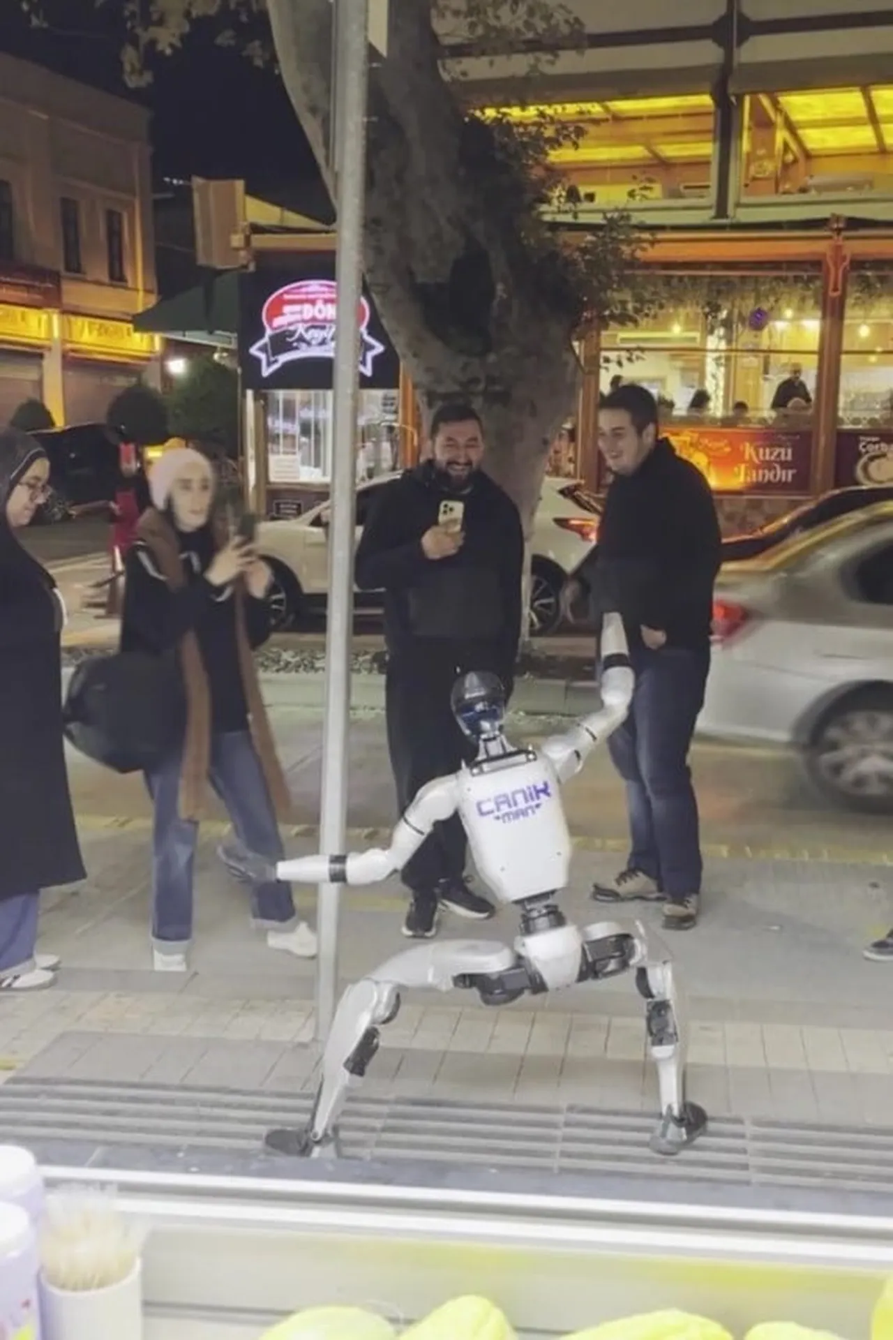 TÜRKİYE'NİN RESMİ OLARAK NÜFUSA KAYITLI İLK İNSANSI ROBOTU OLAN CANİKMAN, AMASYA SOKAKLARINDA...