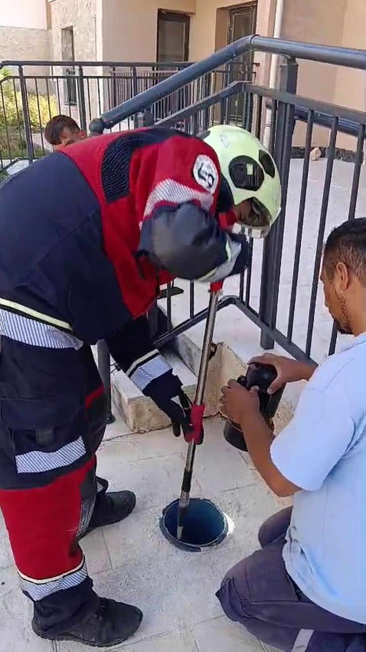 HATAY'DA APARTMANIN ÖNÜNDE BULUNAN HAVALANDIRMA BORUSUNA DÜŞEN YAVRU KEDİ, MİYAVLAMA SESLERİYLE...