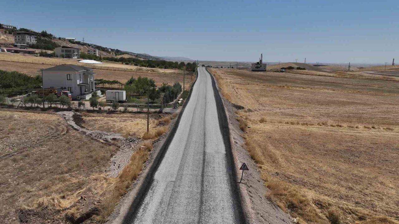 KIRSAL YOLLARDA SATHİ KAPLAMA ÇALIŞMALARI SÜRÜYOR
