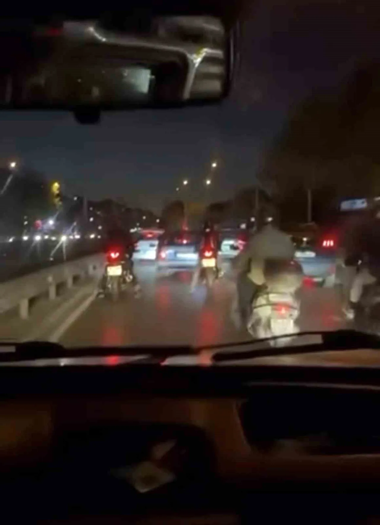 BİR SÜRE DEVAM EDEN OLAYDA MOTOSİKLETLİLER OTOMOBİLİ TAKİP EDERKEN, YAŞANANLAR BAŞKA BİR SÜRÜCÜNÜN...