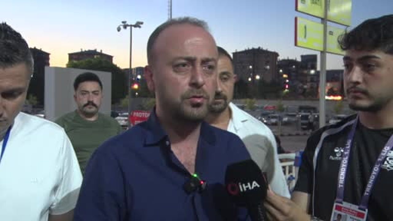 Sivasspor Başkanı Burak Özçoban, Muğlaspor müsabakasının ardından maçın hakemine verdiği...