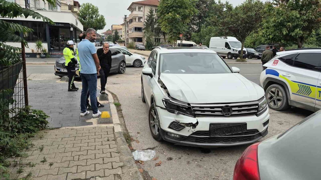 DÜZCE ŞEHİR MERKEZİNDE 2 OTOMOBİL ÇARPIŞTI. KAZADA OTOMOBİL SÜRÜCÜSÜ YARALANDI. ÇARPIŞMASI SONUCU...