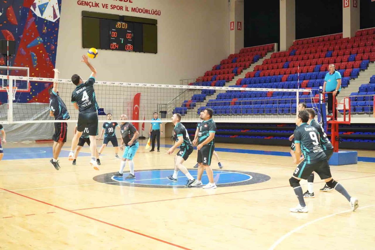 NİĞDE'DE BU YIL 4'ÜNCÜSÜ DÜZENLENEN KAMU SPOR OYUNLARI, FARKLI BRANŞLARDA GERÇEKLEŞTİRİLEN...