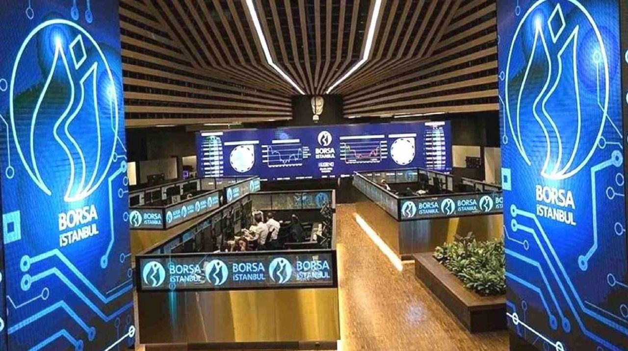 2 Haziran 2022 Perşembe günü işlem saatleri arasında kazancı artış gösteren Borsa İstanbul rekor seviyeye ulaşmayı başardı. Gün içibde yüzde 1,28 kıazanca ulaşan Borsa İstanbul, tarihi zirvesini 2597 puan seviyesine taşırken günü 2,601 puandan kapattı. BIST 100 endeksi 2 Haziran Perşembe işlem gününde tüm zamanların en yüksek kapanışıyla günü tamamladı. Önceki gün kapanışına göre 32,80 puan artış gösteren BIST 100 endeksi, toplamda 40,9 milyar lira seviyeside bir işlem hacmi gerçekıleştirdi. Bankacılık endeksinde ise yüzde 1,68 değer kazanan BIST 100 endeksi holding endeksinde yüzde 0,50 değer artışı gösterdi. Sektör endeksleri arasında ise en çok kazanan ticare olkurken ticaret seviyesini yüzde 3,09