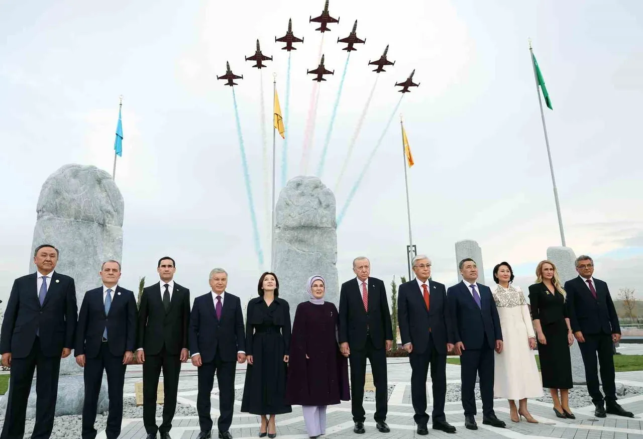 LİDERLER, GÖSTERİLERİ İZLEDİKTEN SONRA PARKTA BULUNAN ORHUN YAZITLARI’NIN MİNYATÜRÜ ÖNÜNDE AİLE...