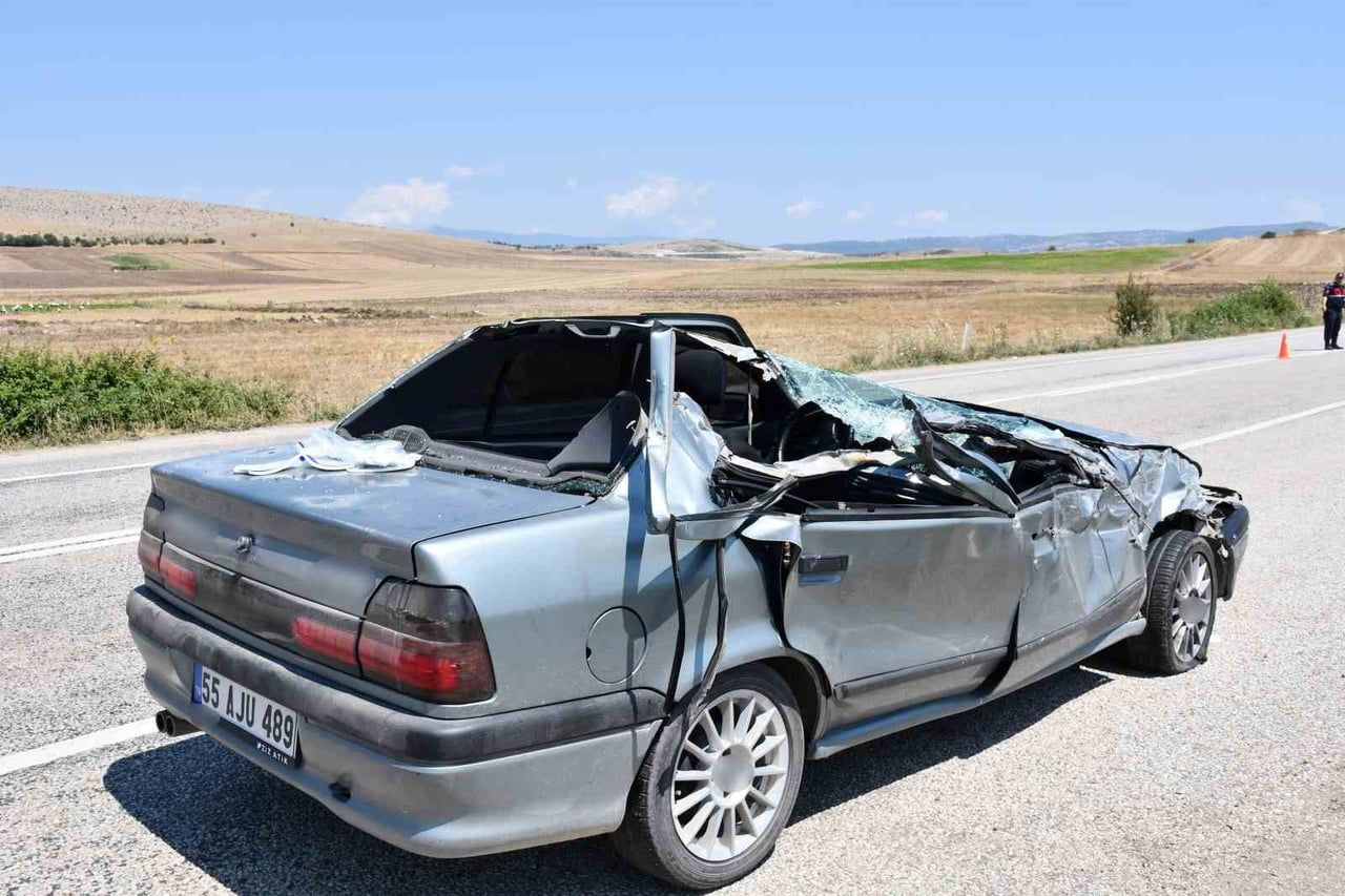 SAMSUN'UN VEZİRKÖPRÜ İLÇESİNDE İKİ ARACIN ÇARPIŞMASI SONUCU MEYDANA GELEN TRAFİK KAZASINDA 2'Sİ...