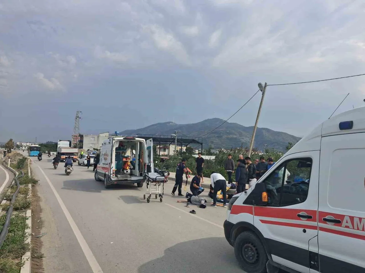 HATAY’IN SAMANDAĞ İLÇESİNDE 16 YAŞINDAKİ ÇOCUĞUN KULLANDIĞI MOTOSİKLET, SOLA MANEVRA YAPAN TIRIN...