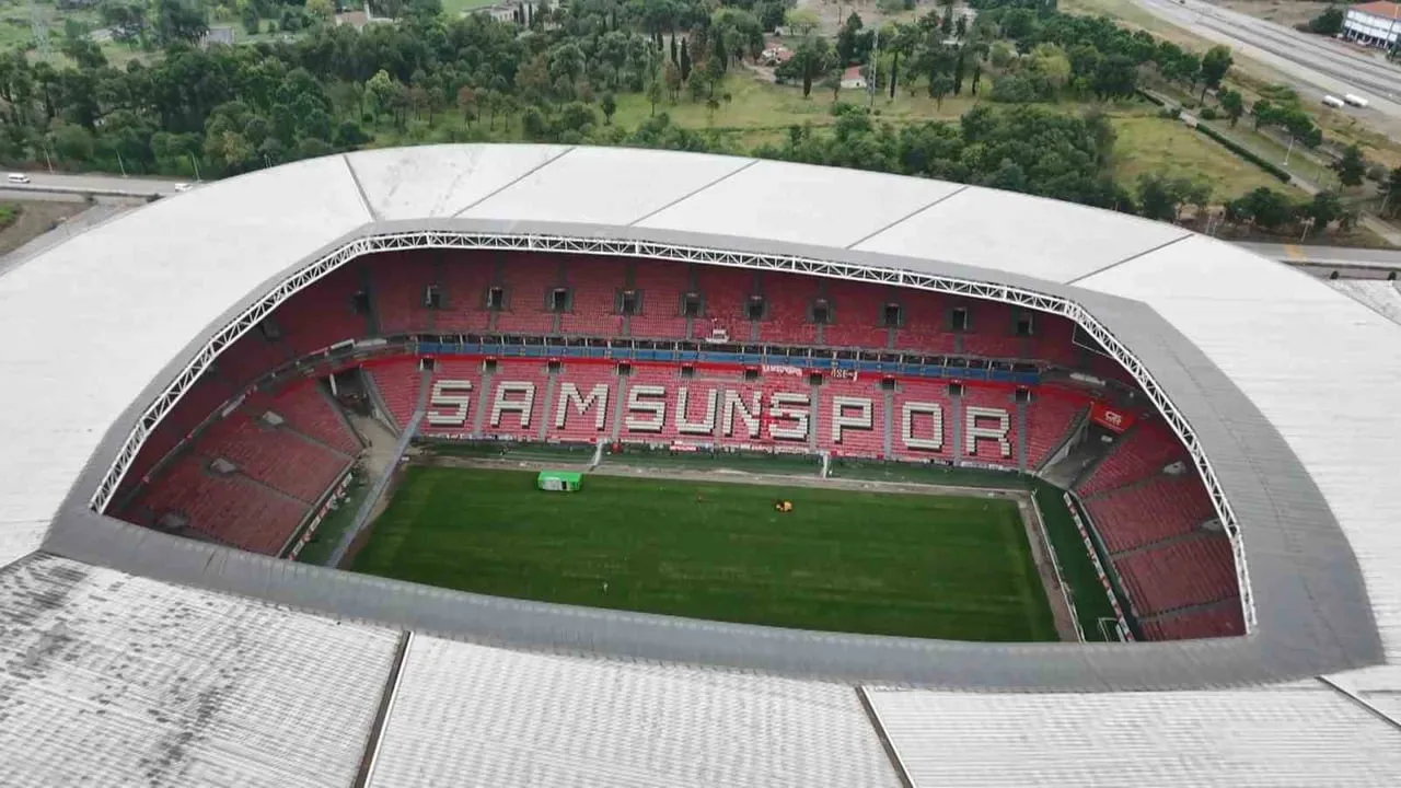 SAMSUNSPOR'UN MAÇLARINI OYNADIĞI 19 MAYIS STADYUMU'NUN ZEMİNİ YENİ SEZONA HAZIRLANIYOR.