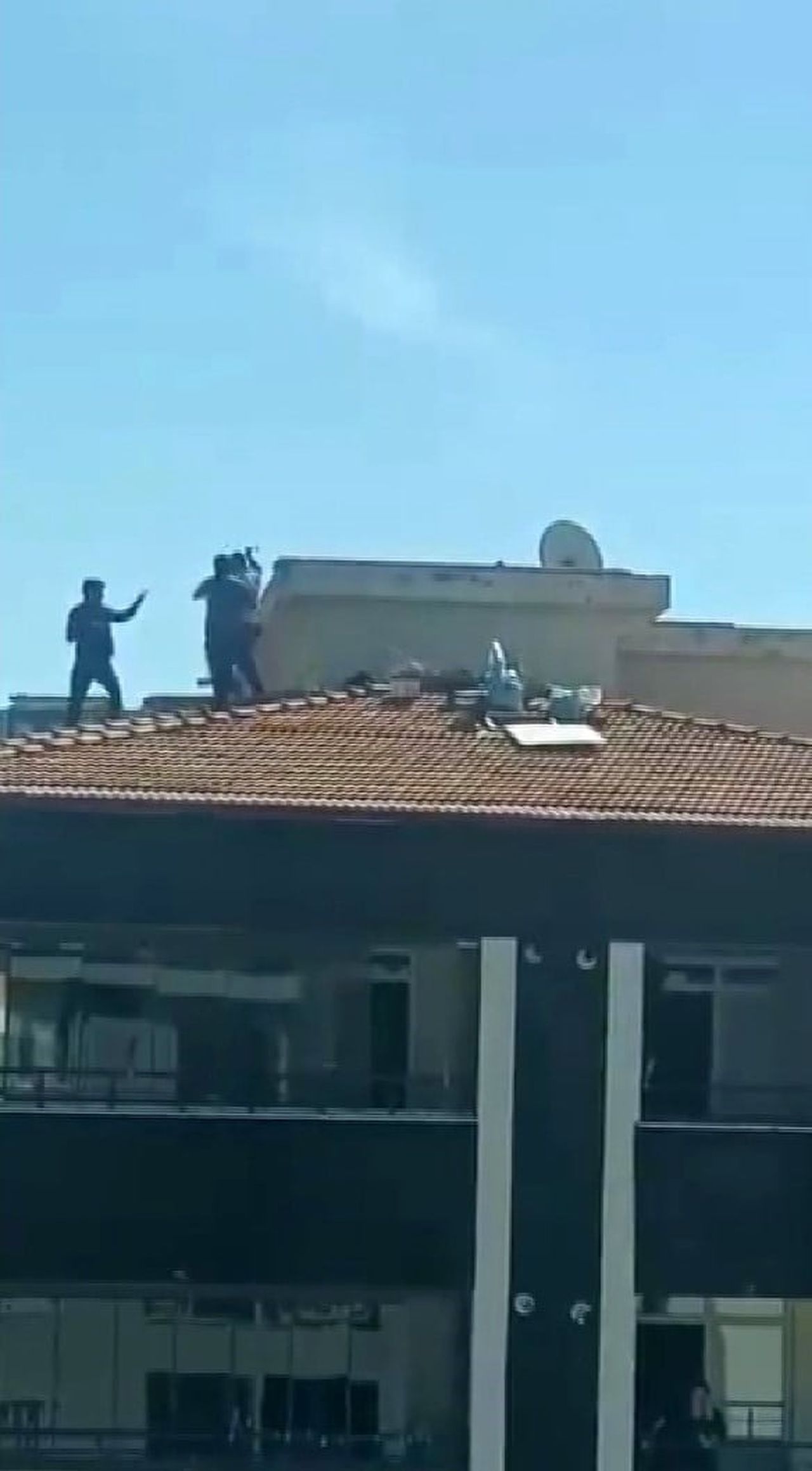 GAZİANTEP'TE 2 ŞAHSIN BEŞ KATLI BİNANIN ÇATISINDA KAVGA ETTİĞİ ANLAR CEP TELEFONU KAMERASINA...