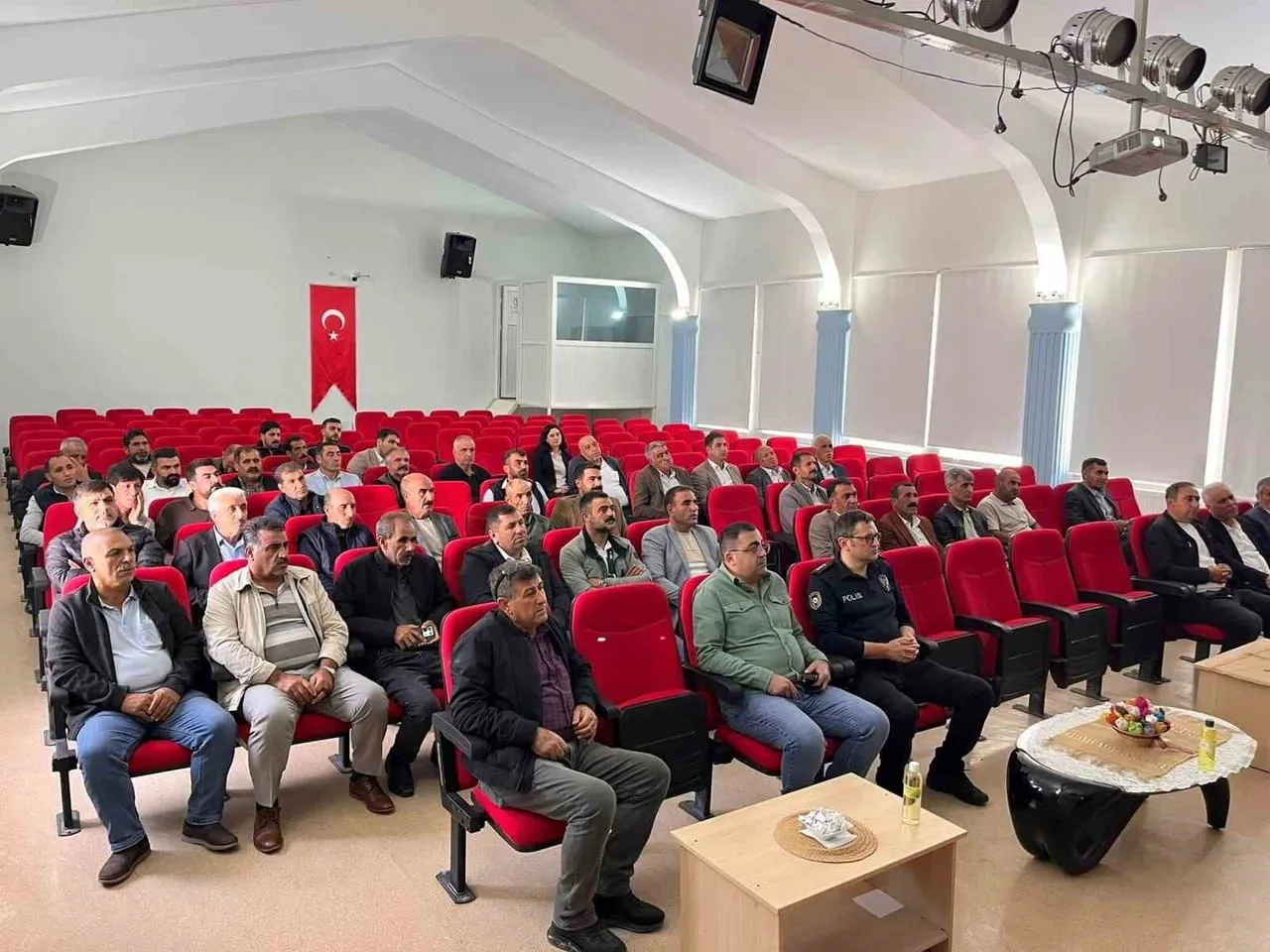 DİCLE KAYMAKAMI MUSTAFA ATIŞ, İLÇEDE GÖREV YAPAN MUHTARLARLA BİR ARAYA GELDİ.