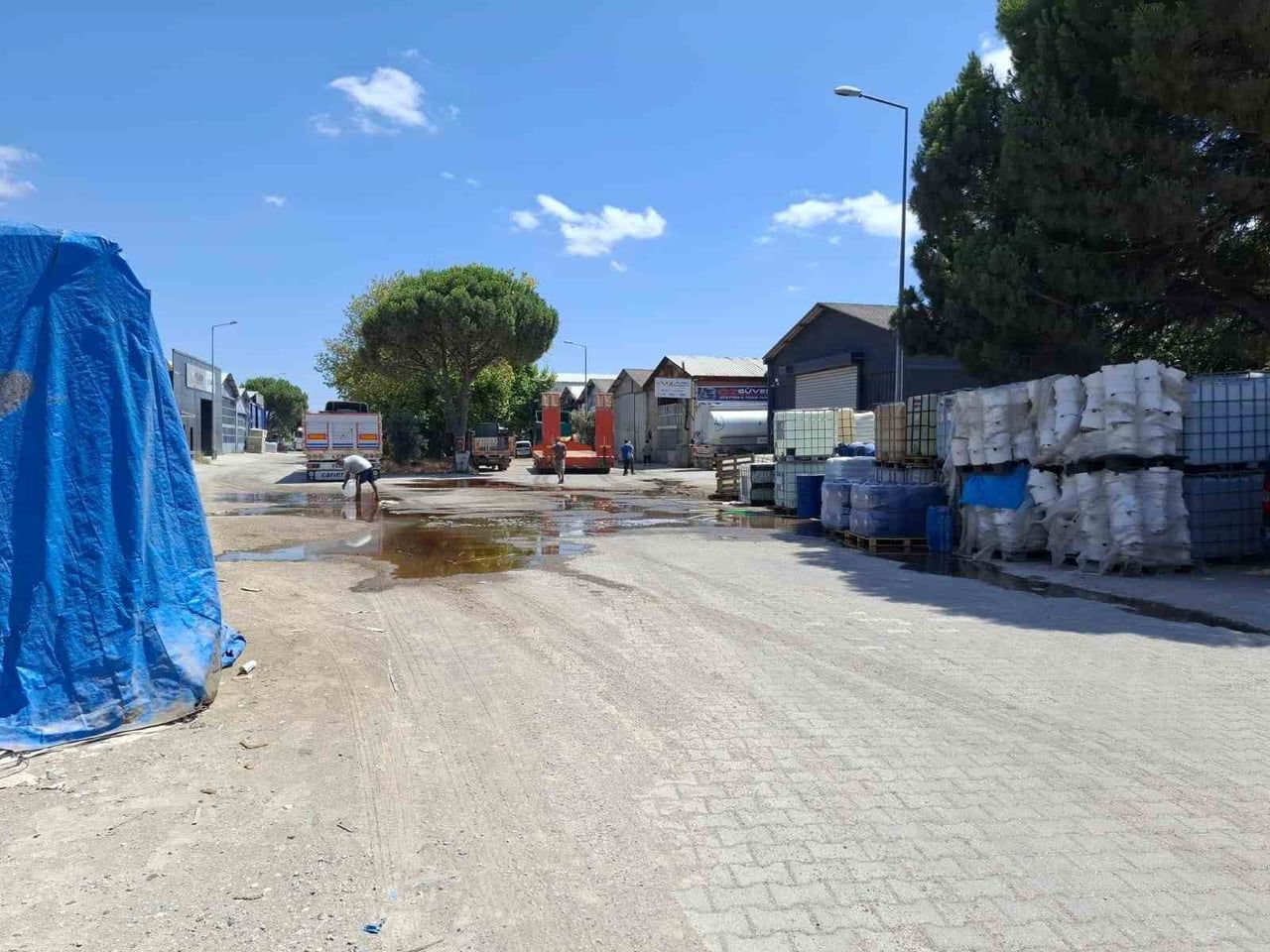 BÖLGEDE GENİŞ GÜVENLİK ÖNLEMLERİ ALAN AFAD KBRN EKİPLERİ, KİMYASAL MADDE ÜZERİNDE İNCELEMELERDE...