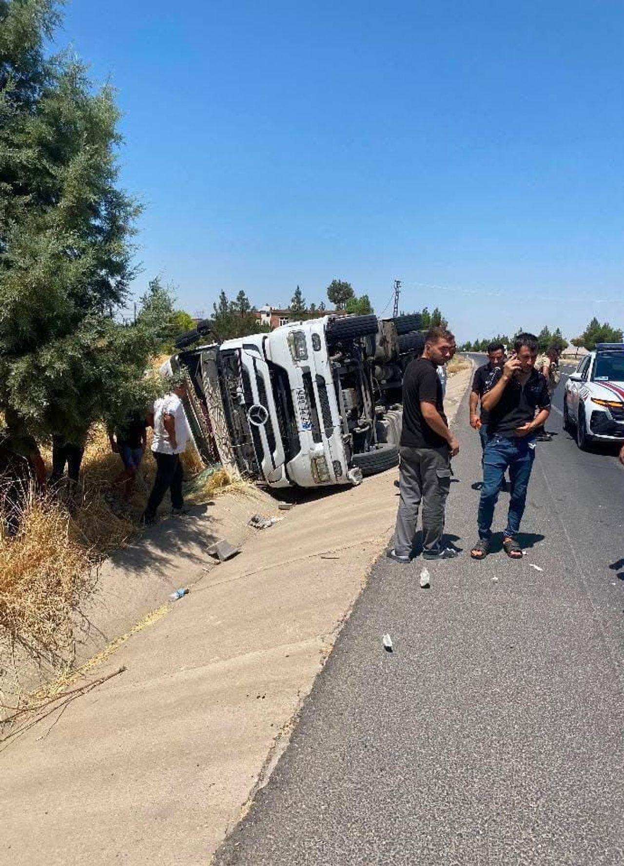 DİYARBAKIR’DA SÜRÜCÜSÜNÜN DİREKSİYON HAKİMİYETİNİ KAYBETTİĞİ TIR DEVRİLDİ. KAZADA 1 KİŞİ...