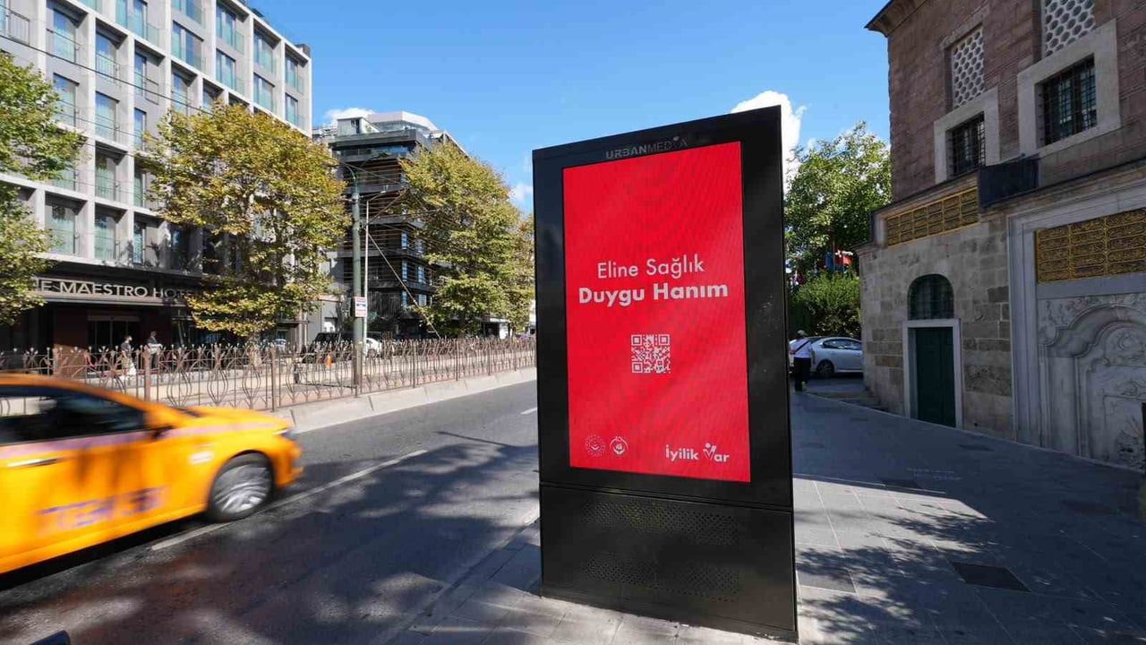 81 İLDEKİ BİLLBOARDLARDA YER ALAN QR KODLU MESAJLAR MERAK UYANDIRDI.  İLANLARDAKİ KODLARIN...