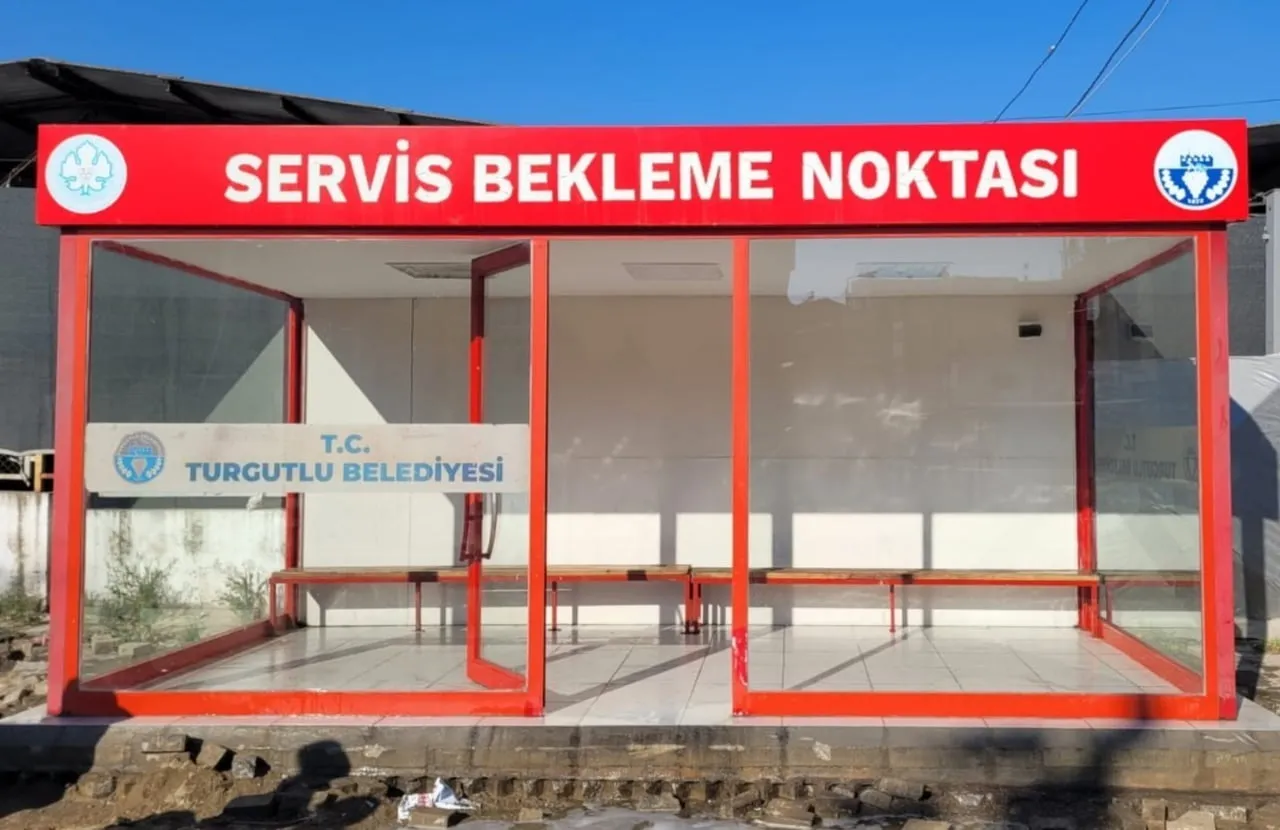 TURGUTLU BELEDİYESİ, KENT GENELİNDEKİ SERVİS BEKLEME DURAKLARINDA KAPSAMLI TEMİZLİK ÇALIŞMASI...