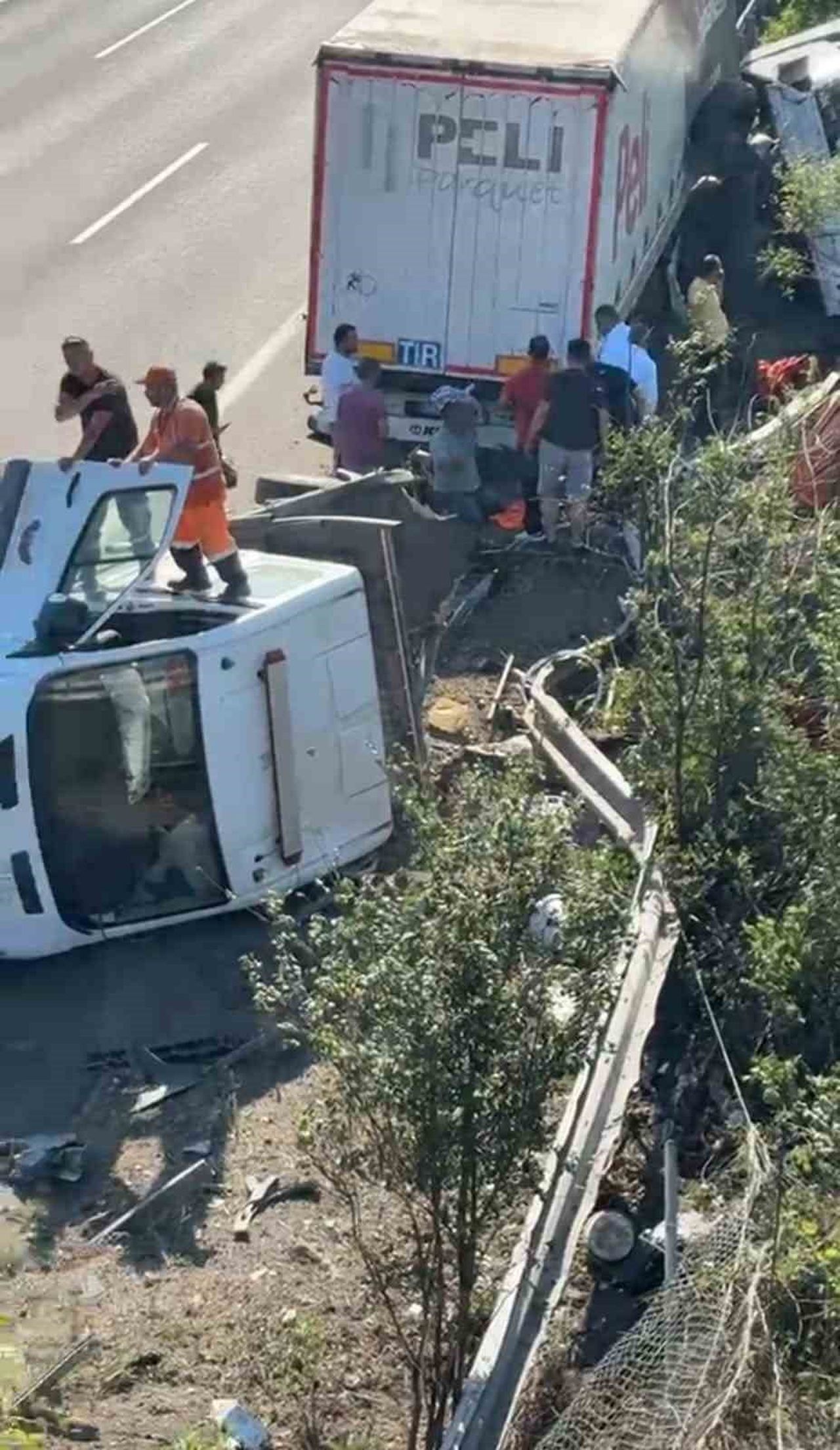 ANADOLU OTOYOLU SAKARYA GEÇİŞİNDE ÇEKİCİNİN EMNİYET ŞERİDİNDE OT BİÇME ÇALIŞMASI YAPAN KARAYOLLARI...