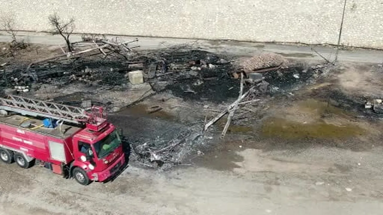 Balıkçı Barınağı'ndaki yangının ardından geriye demir yığınına dönen tekneler kaldı